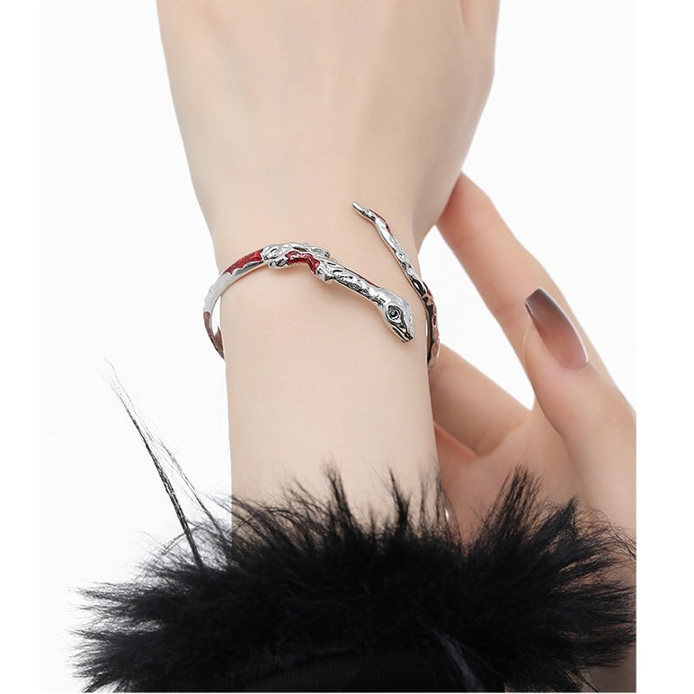 Designer-Armband mit roter Schlange