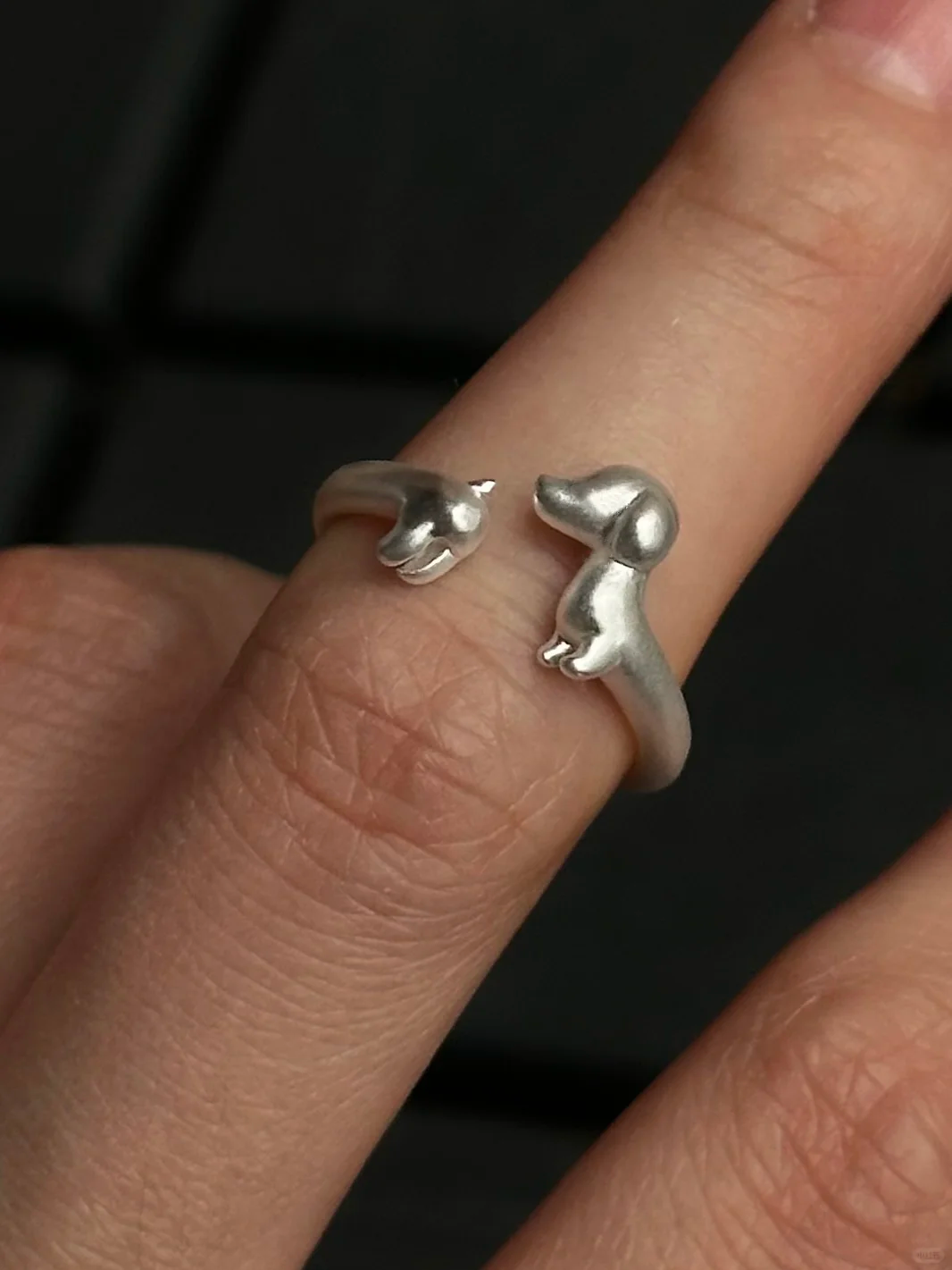 Verstellbarer Ring mit süßem Dackel aus Silber