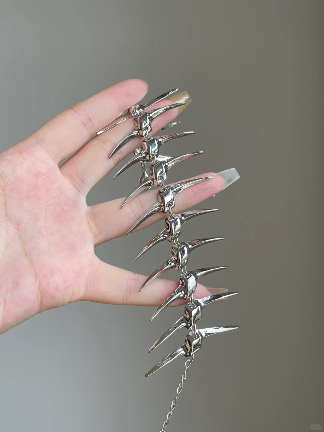 Schickes Unisex-Armband aus silbernem Dornenfischgrätenmuster