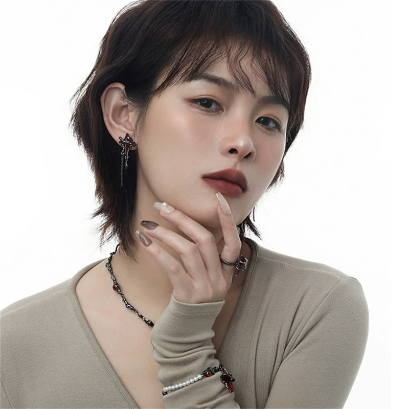 Ohrstecker im Gothic-Stil mit blutigem Stern und Quaste im Vintage-Stil