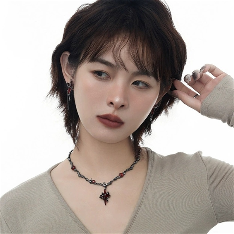 Ohrstecker im Gothic-Stil mit blutigem Stern und Quaste im Vintage-Stil