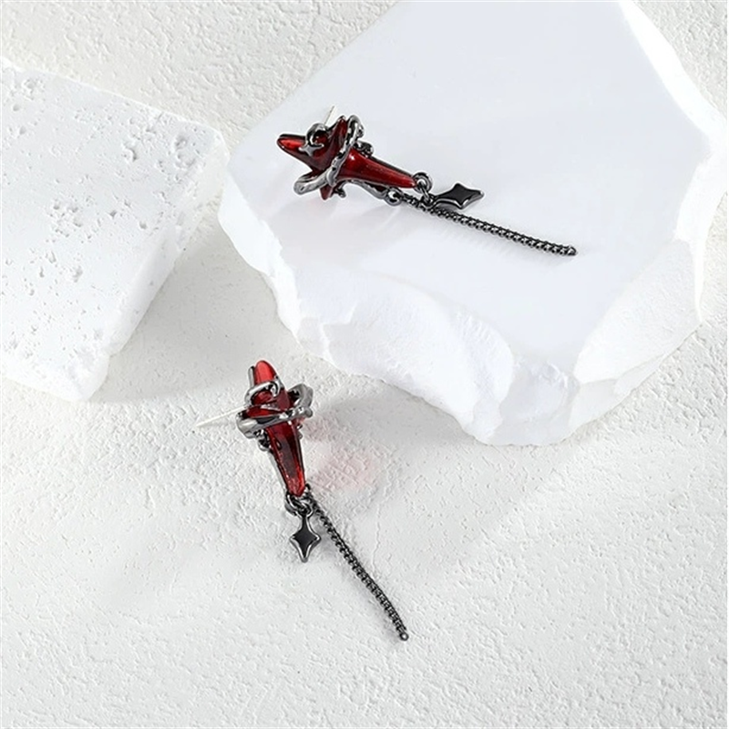 Ohrstecker im Gothic-Stil mit blutigem Stern und Quaste im Vintage-Stil