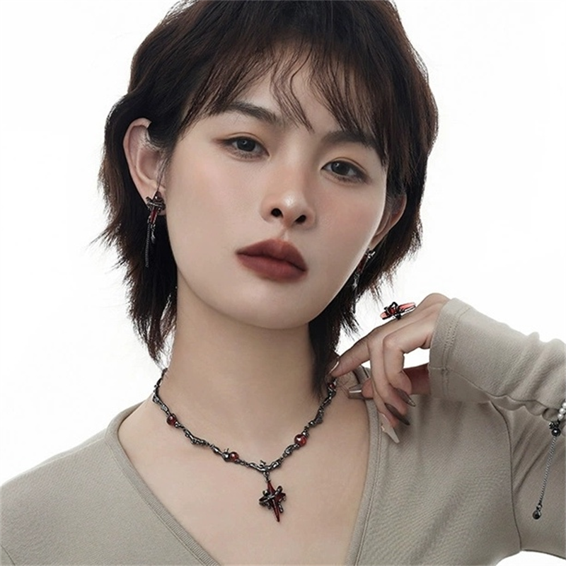 Ohrstecker im Gothic-Stil mit blutigem Stern und Quaste im Vintage-Stil