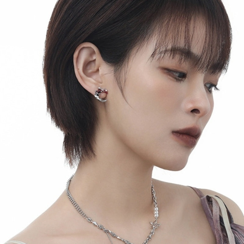 Ohrstecker im Gothic-Stil mit rotem Mond und leuchtendem Stern