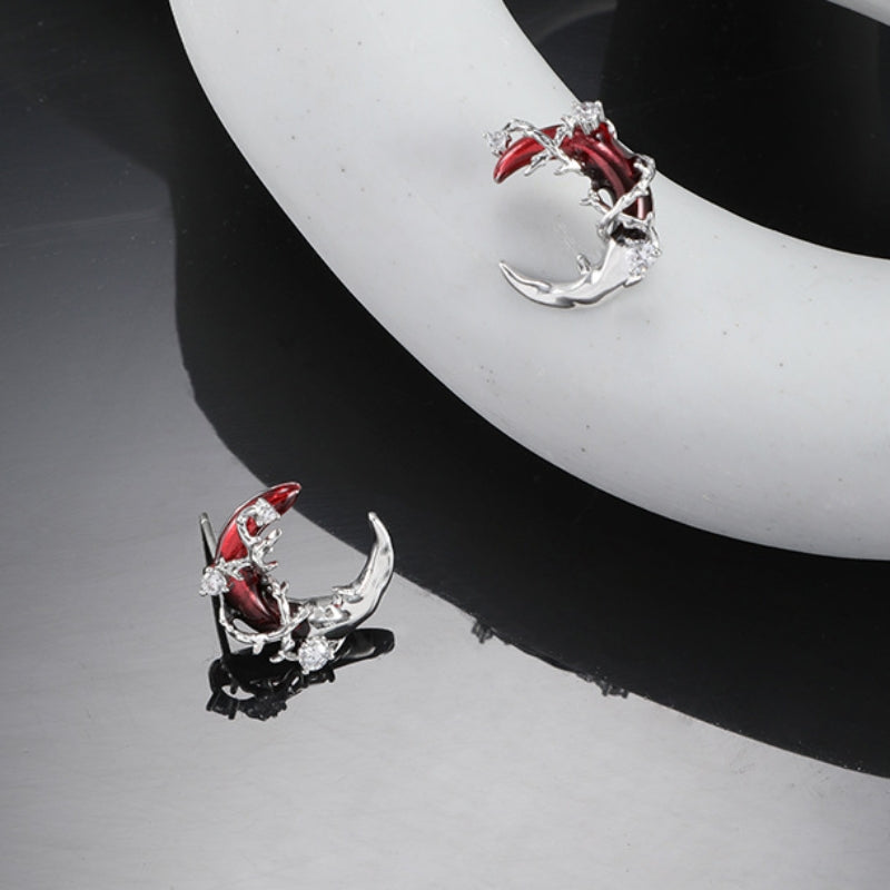 Ohrstecker im Gothic-Stil mit rotem Mond und leuchtendem Stern