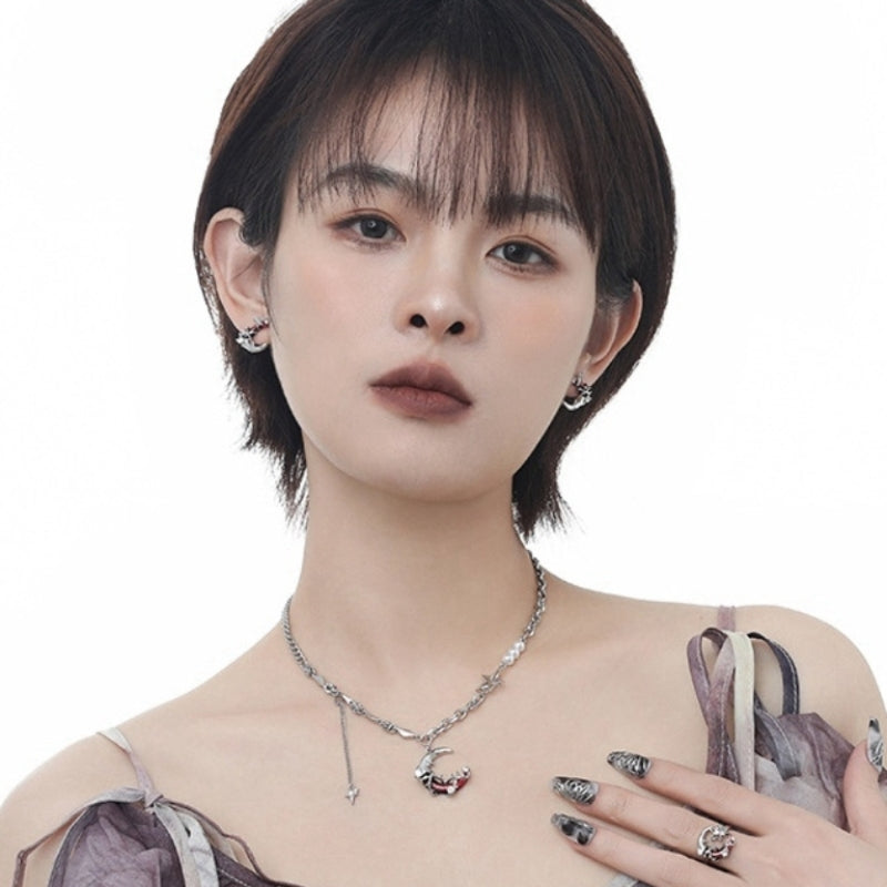 Ohrstecker im Gothic-Stil mit rotem Mond und leuchtendem Stern