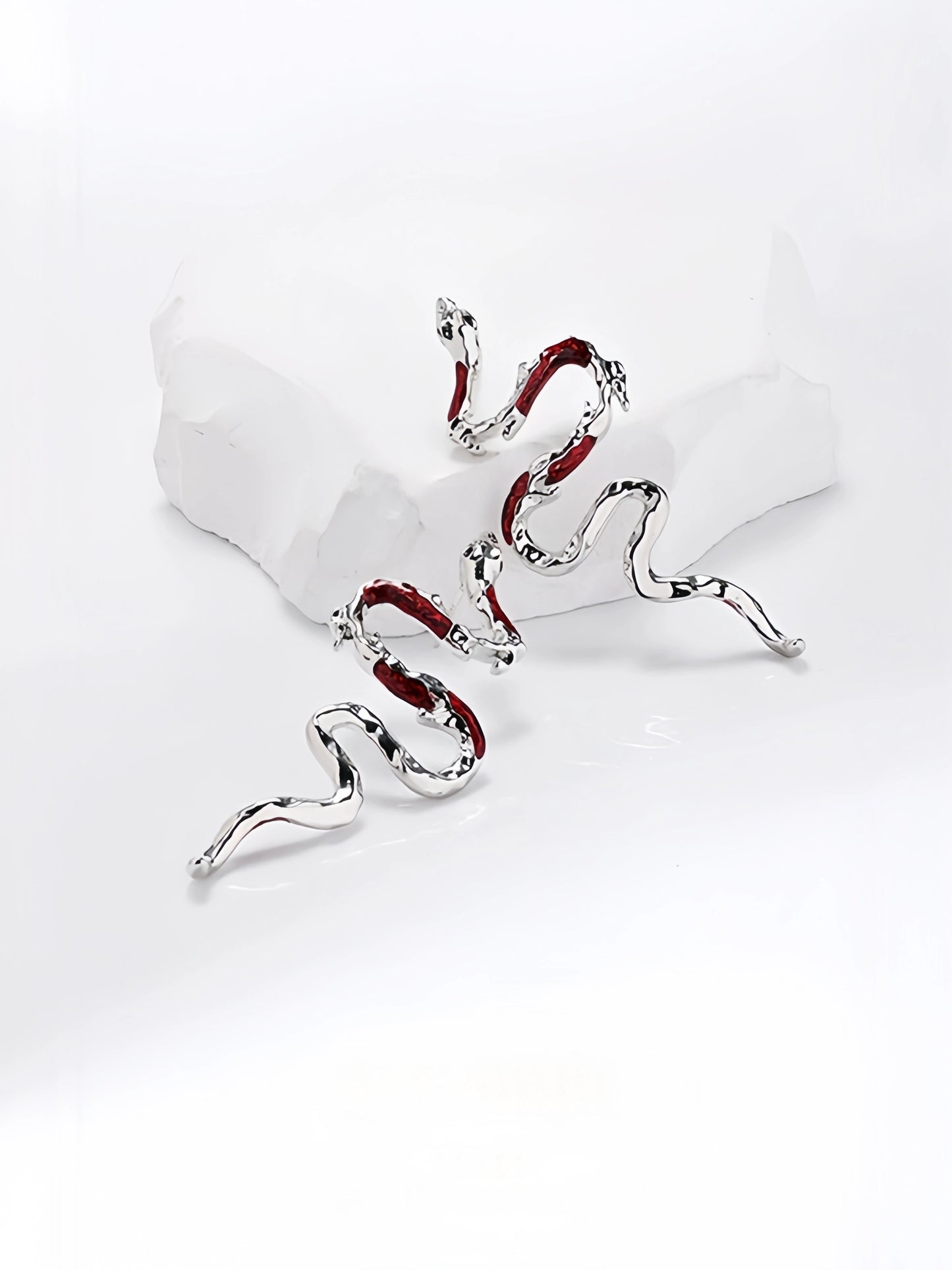 Schicke Ohrstecker mit Schlangen-Motiv in Blau