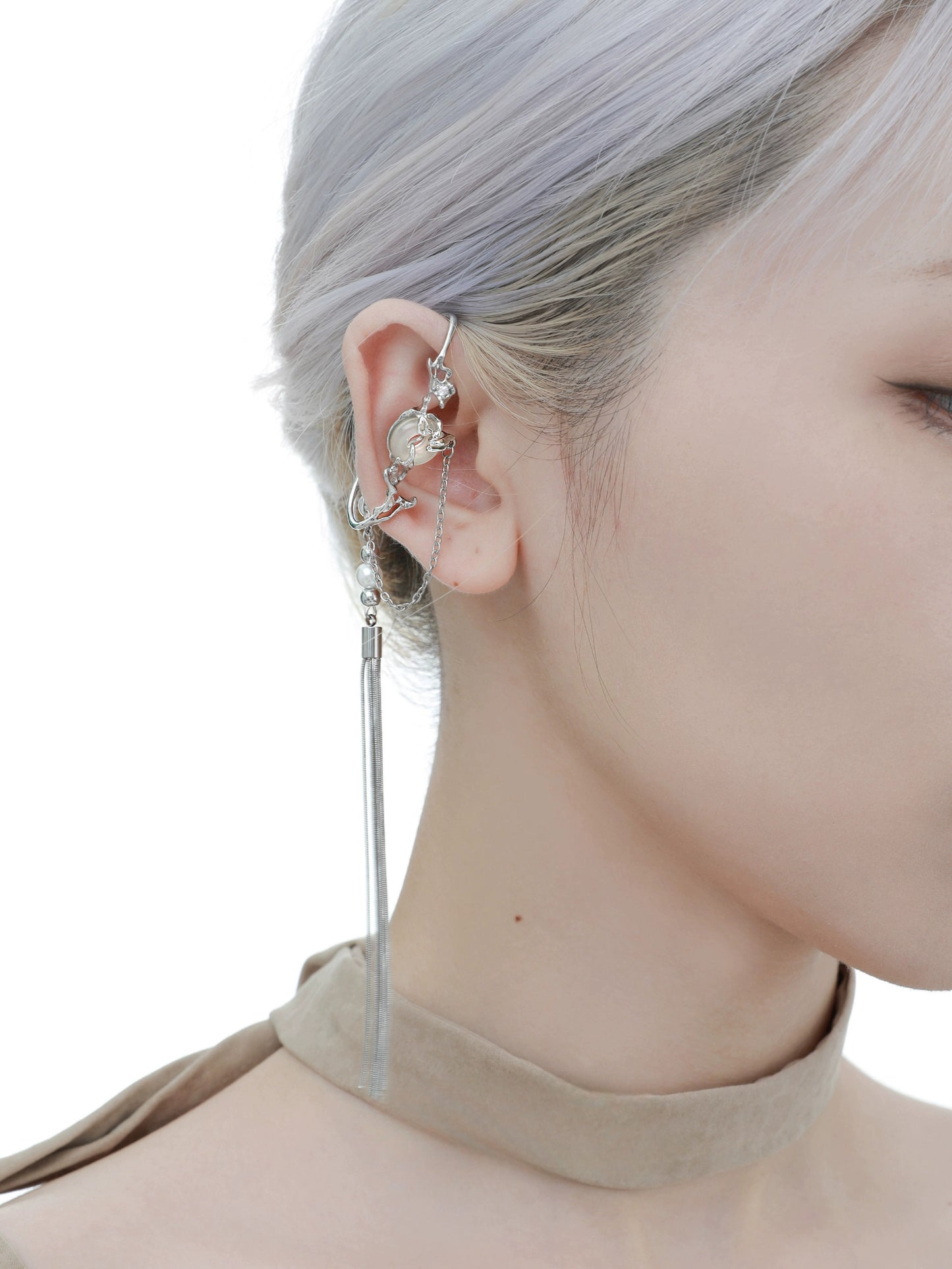 Designer Girl – Ohrmanschette mit weißen Brads und Quasten