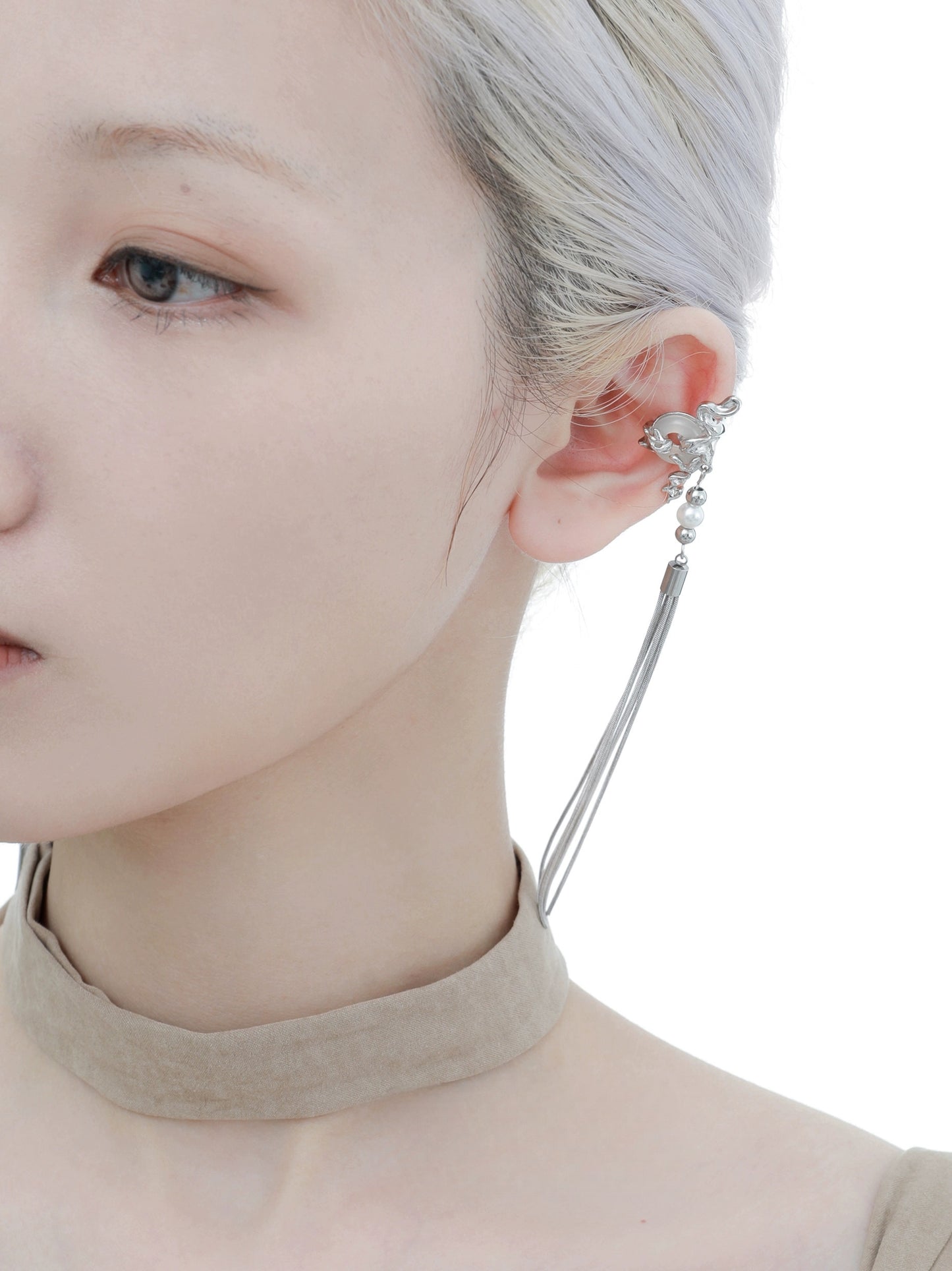 Designer Girl – Ohrmanschette mit weißen Brads und Quasten