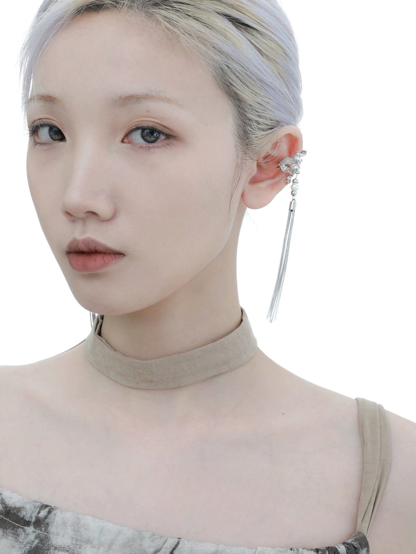 Designer Girl – Ohrmanschette mit weißen Brads und Quasten