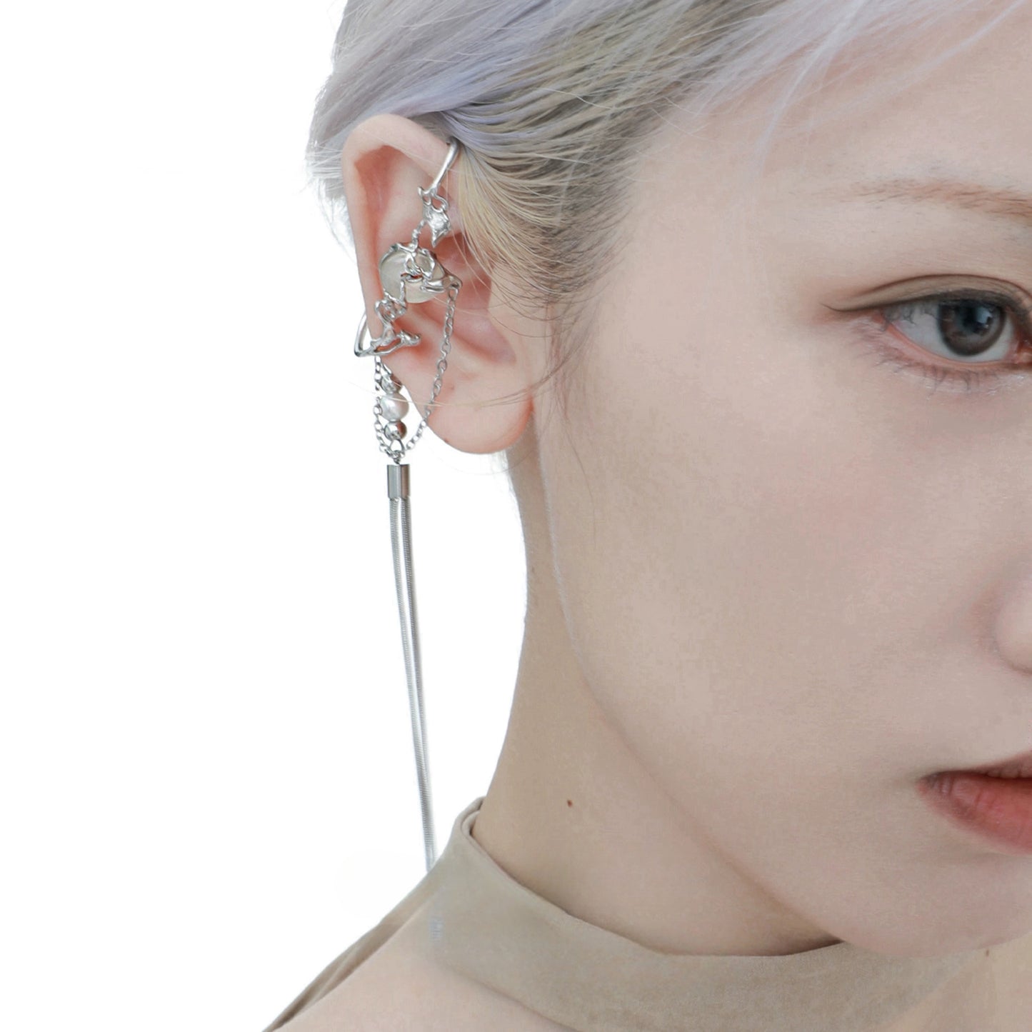 Designer Girl – Ohrmanschette mit weißen Brads und Quasten