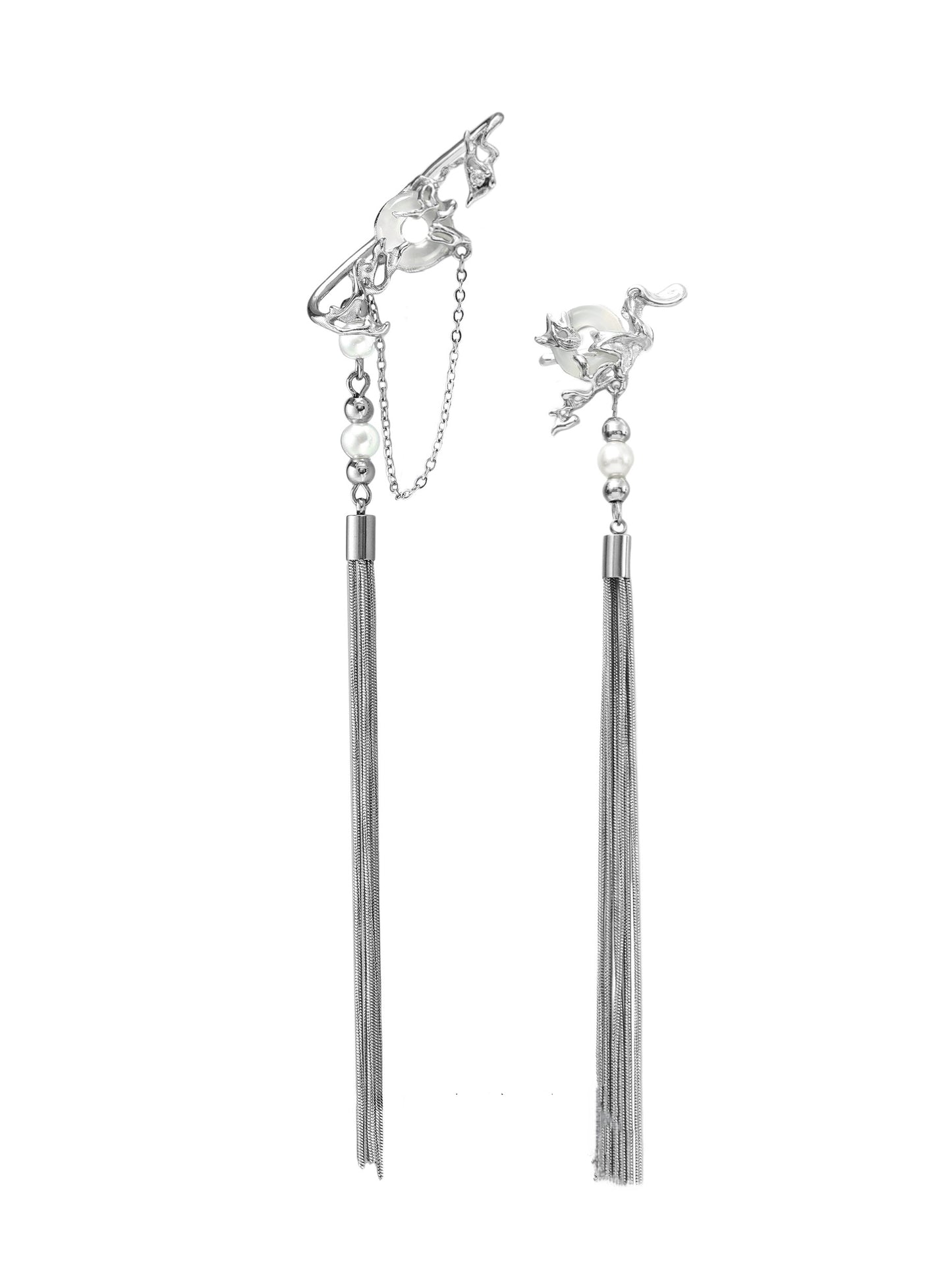 Designer Girl – Ohrmanschette mit weißen Brads und Quasten