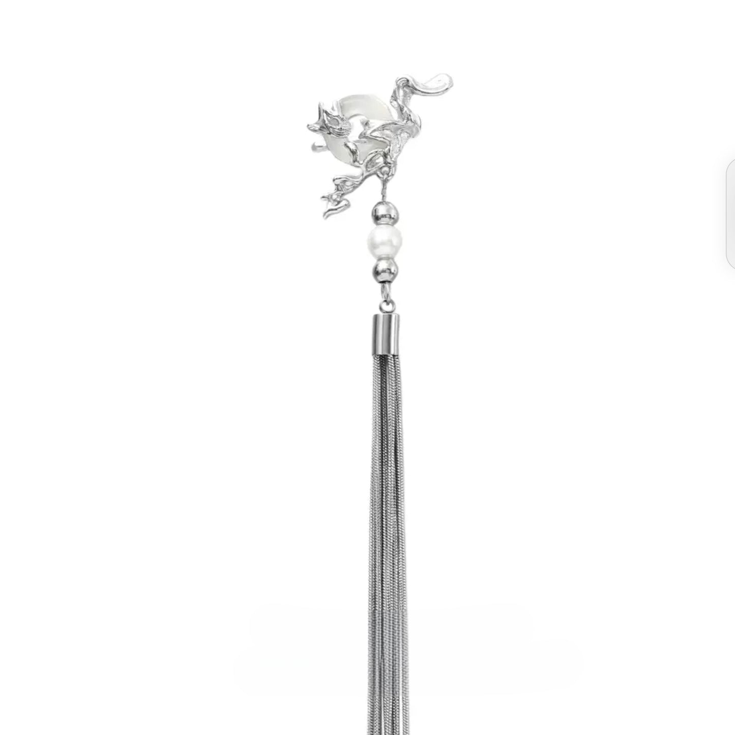 Designer Girl – Ohrmanschette mit weißen Brads und Quasten