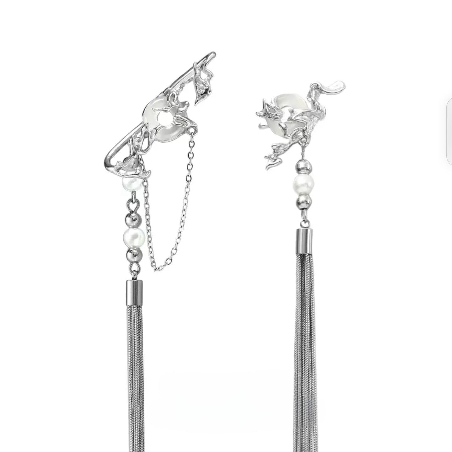 Designer Girl – Ohrmanschette mit weißen Brads und Quasten