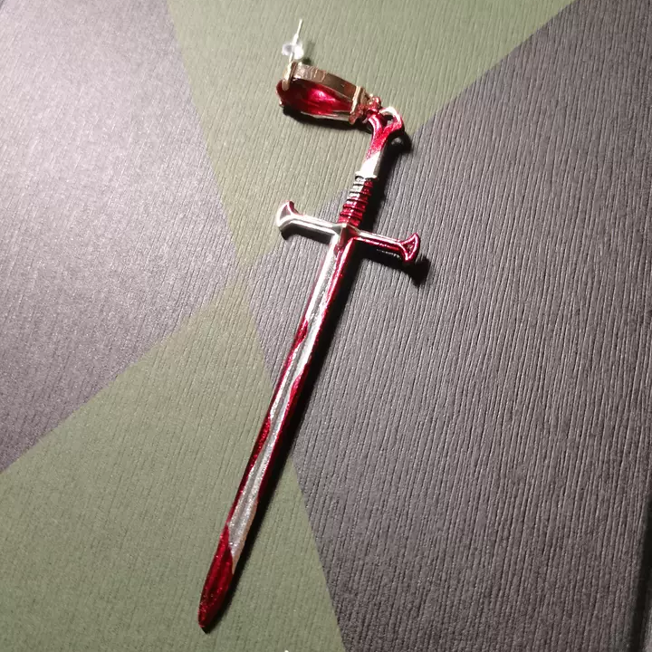 Gotischer Ohrstecker „Rotes Blut“ im Vampirschwert-Design (einzeln)