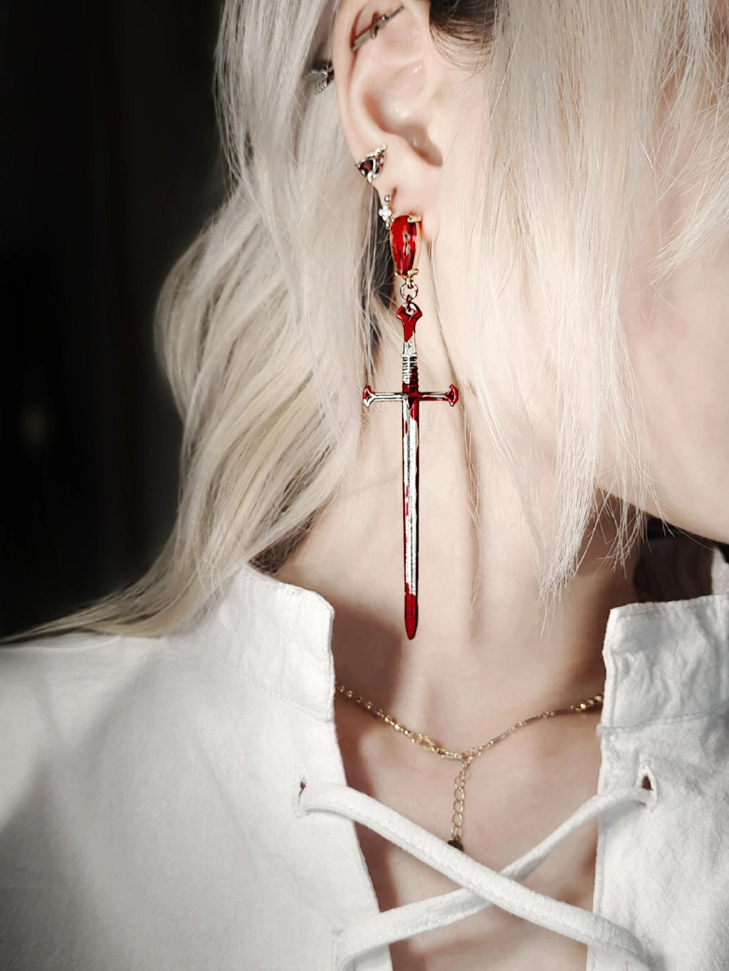 Gotischer Ohrstecker „Rotes Blut“ im Vampirschwert-Design (einzeln)