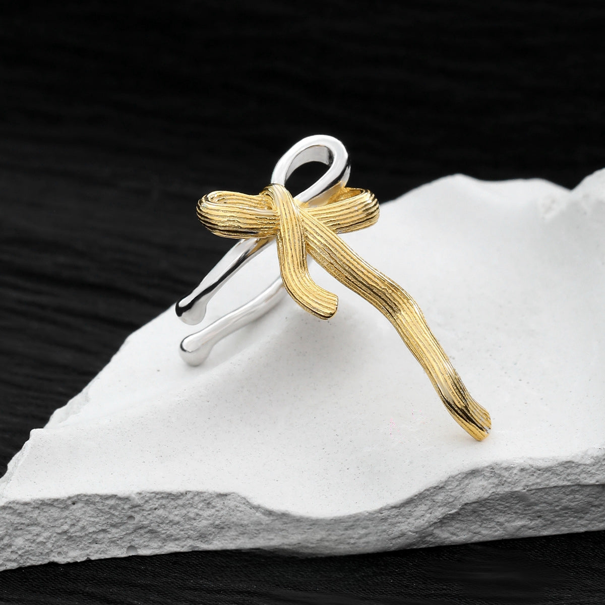 Süße Ohrmanschette mit Schleife aus S925 Silbergold (einzeln)