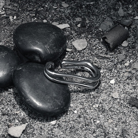 Auffälliger, unregelmäßiger, doppellagiger Ohrring (einzeln)