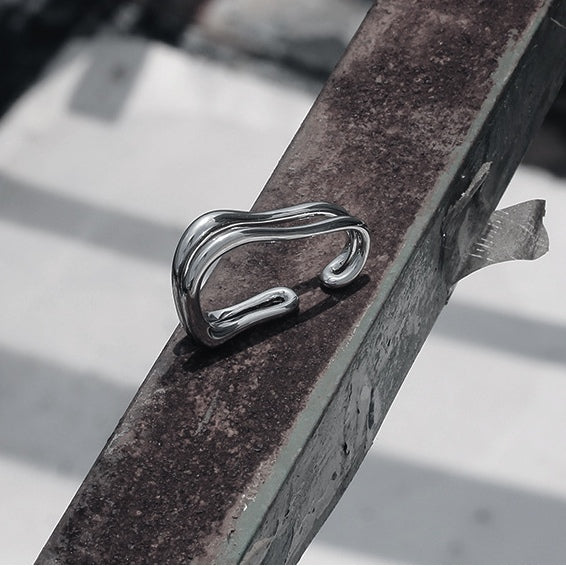 Auffälliger, unregelmäßiger, doppellagiger Ohrring (einzeln)