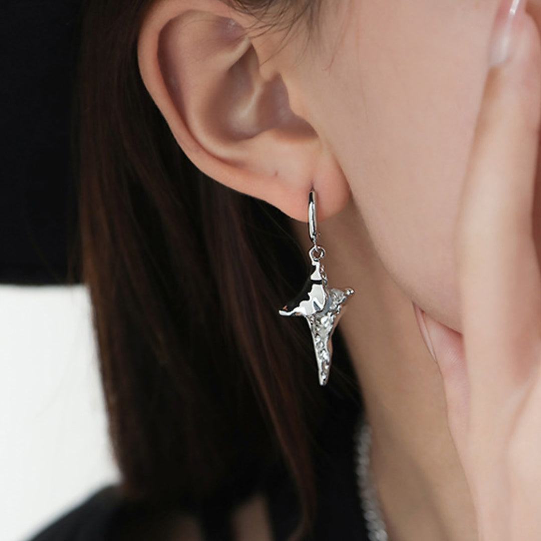 Ausgefallener kleiner silberner Ninja-Stern-Mondstein-Creolen