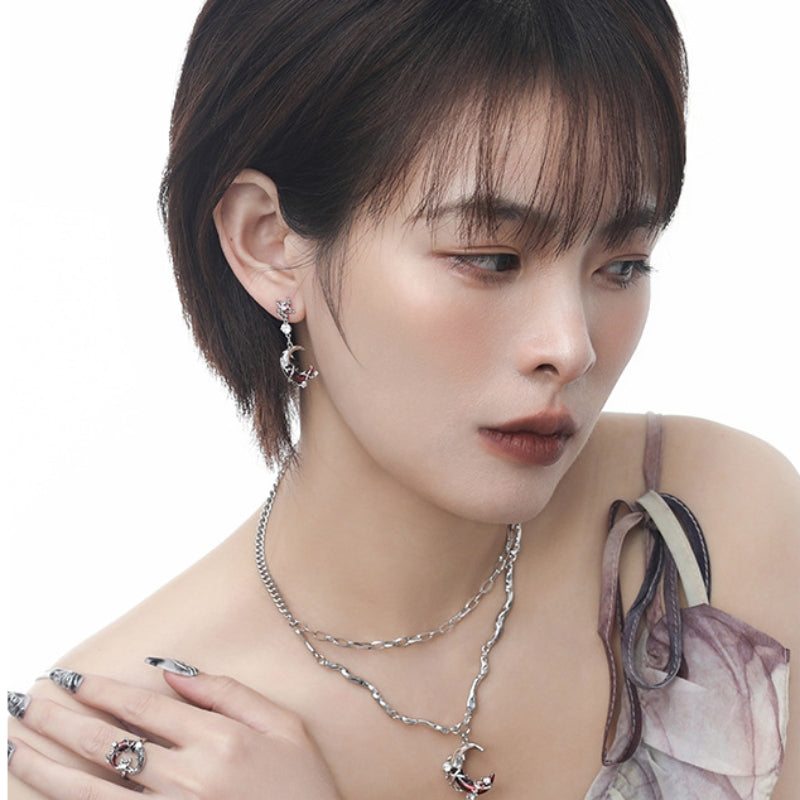 Asymmetrische Ohrringe im Gothic-Stil mit rotem Mond und leuchtendem Stern