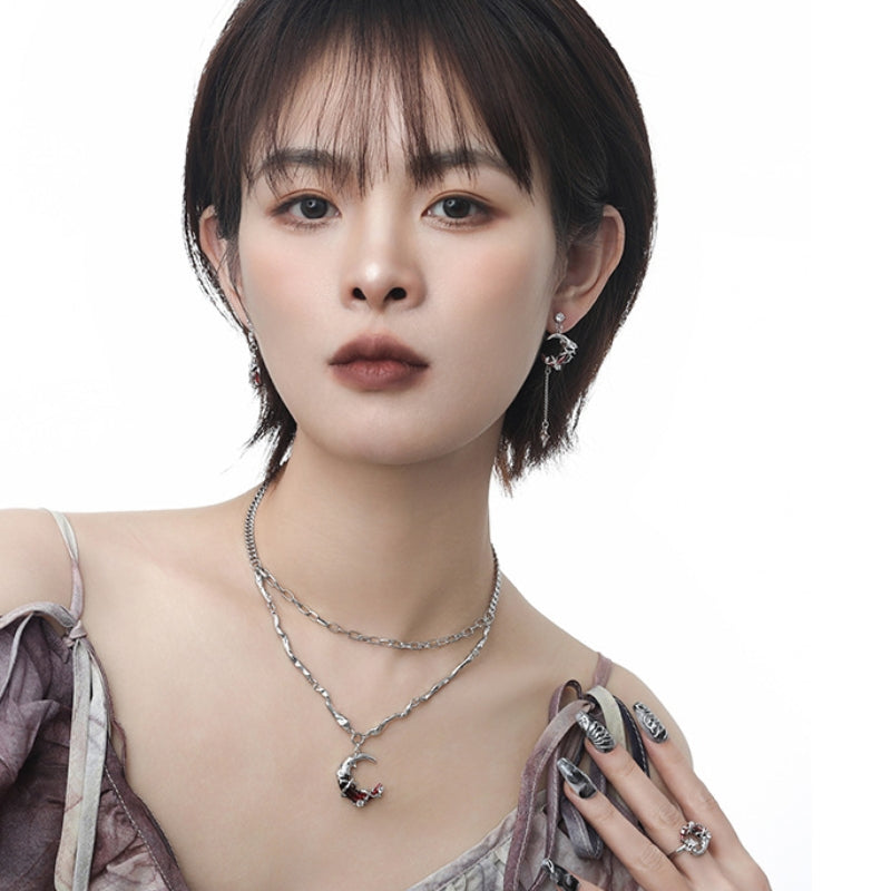 Asymmetrische Ohrringe im Gothic-Stil mit rotem Mond und leuchtendem Stern