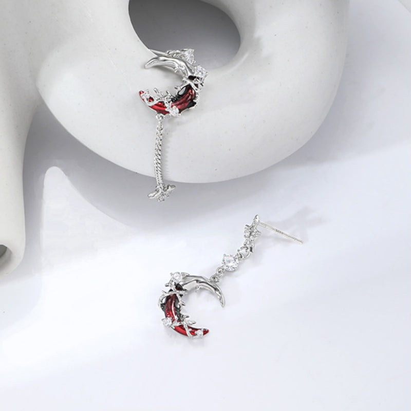 Asymmetrische Ohrringe im Gothic-Stil mit rotem Mond und leuchtendem Stern