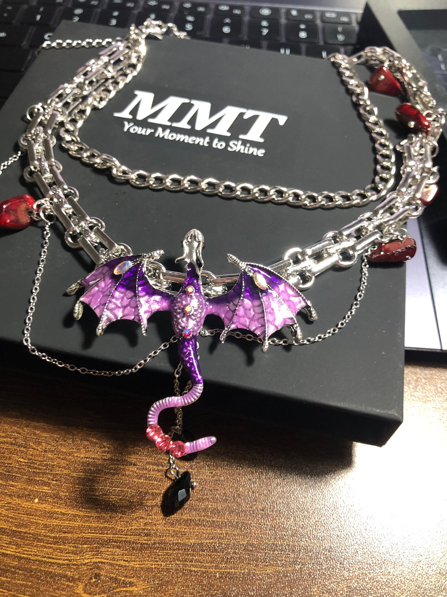 Collier ras de cou chic double rang avec pendentif dragon violet à strass