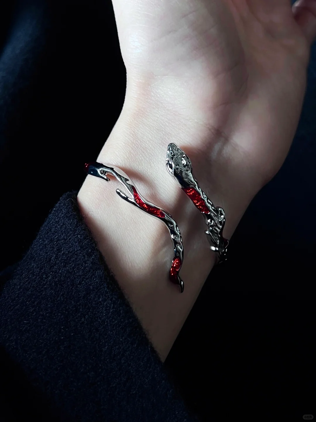 Designer-Armband mit roter Schlange