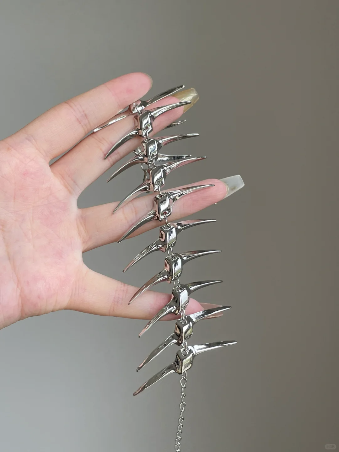 Schickes Unisex-Armband aus silbernem Dornenfischgrätenmuster