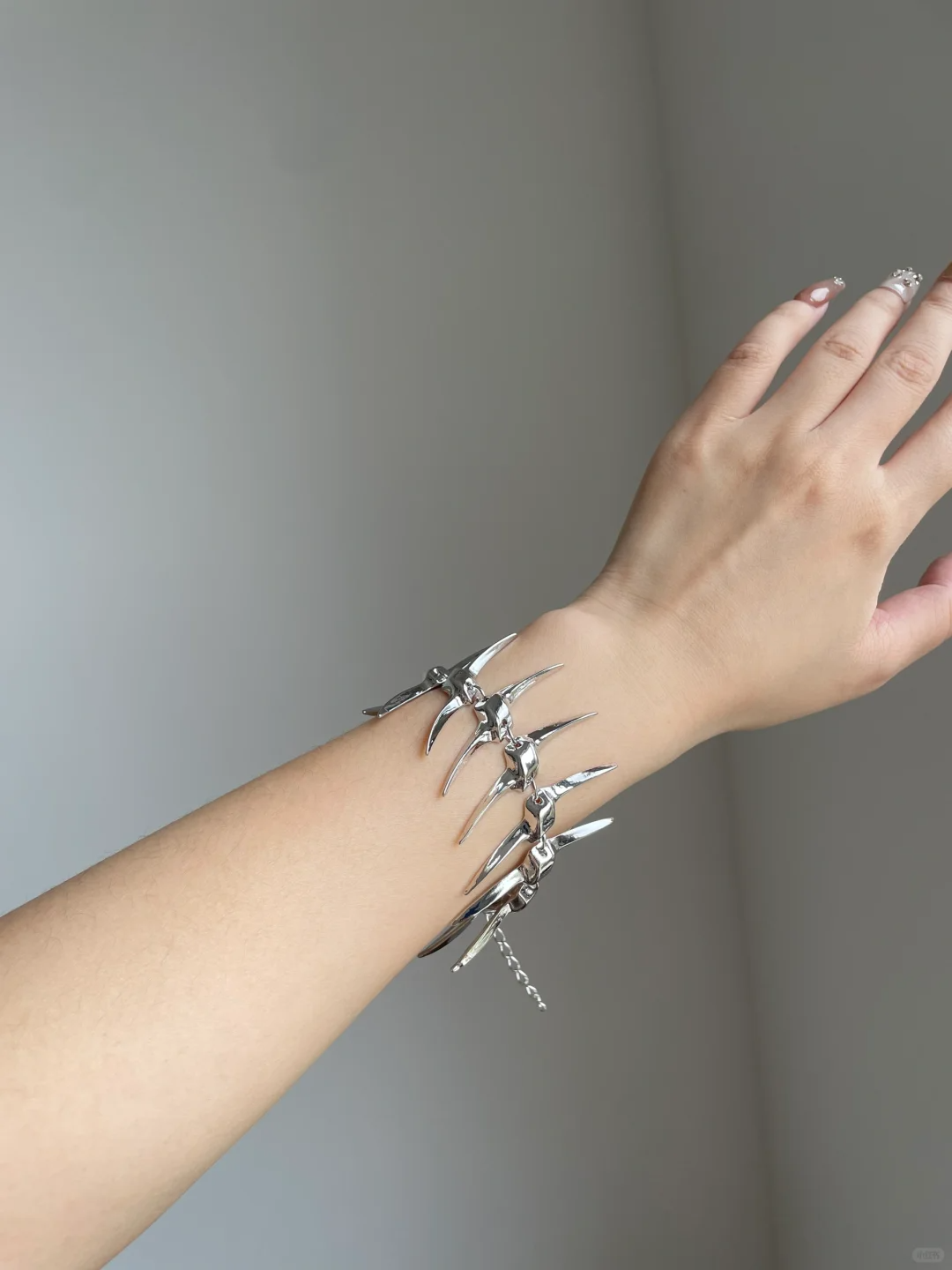 Schickes Unisex-Armband aus silbernem Dornenfischgrätenmuster