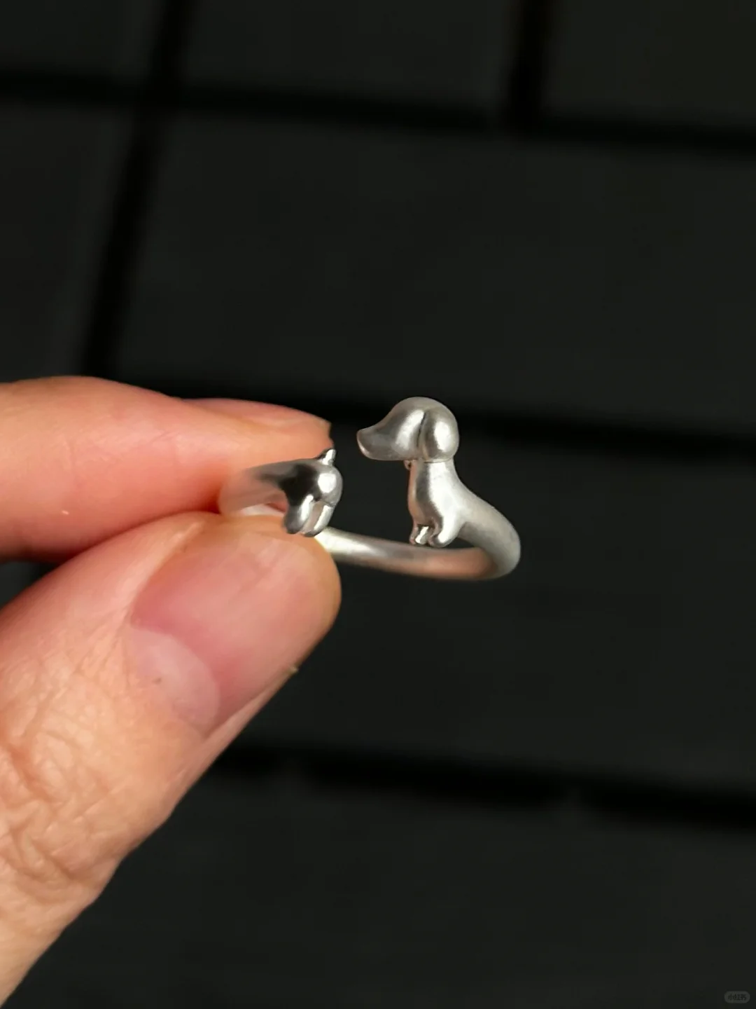 Verstellbarer Ring mit süßem Dackel aus Silber