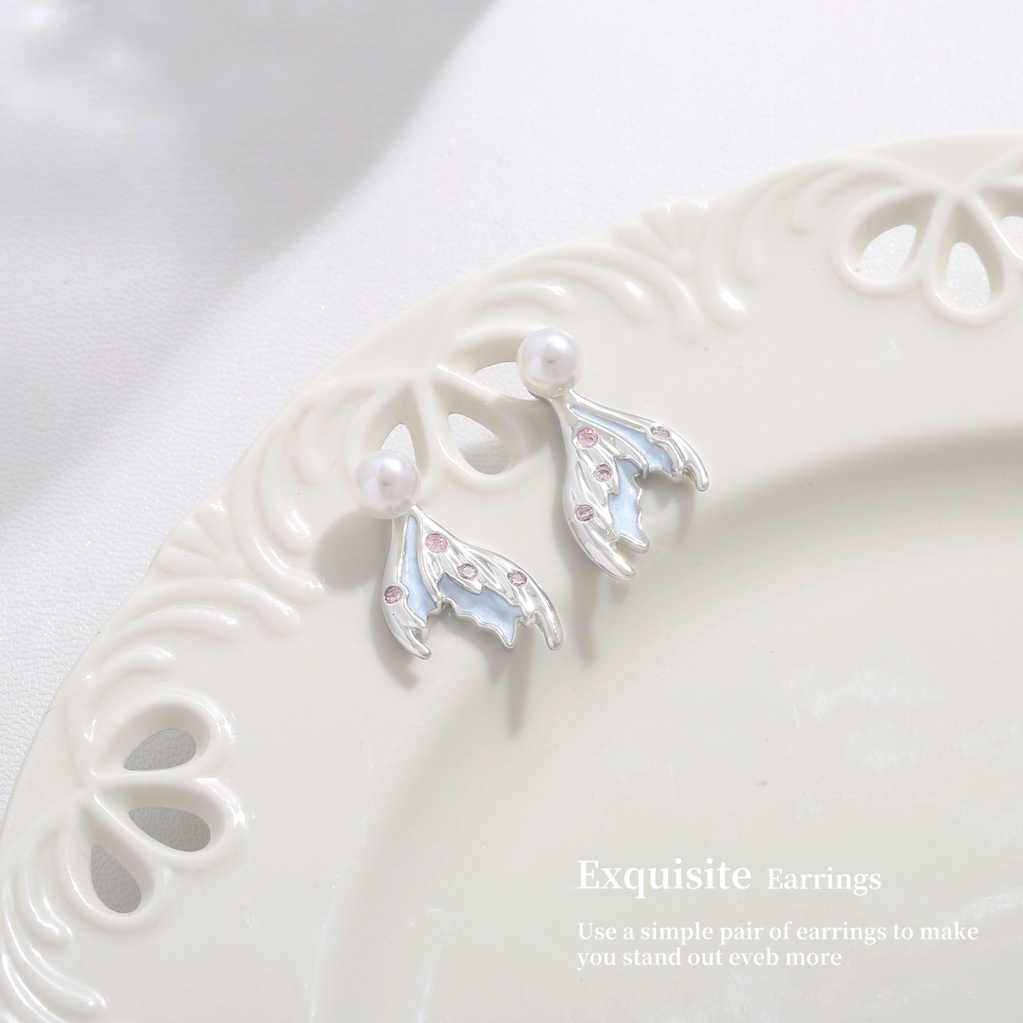 Rafayel – Ohrstecker mit blauem Fischschwanz und weißer Perle