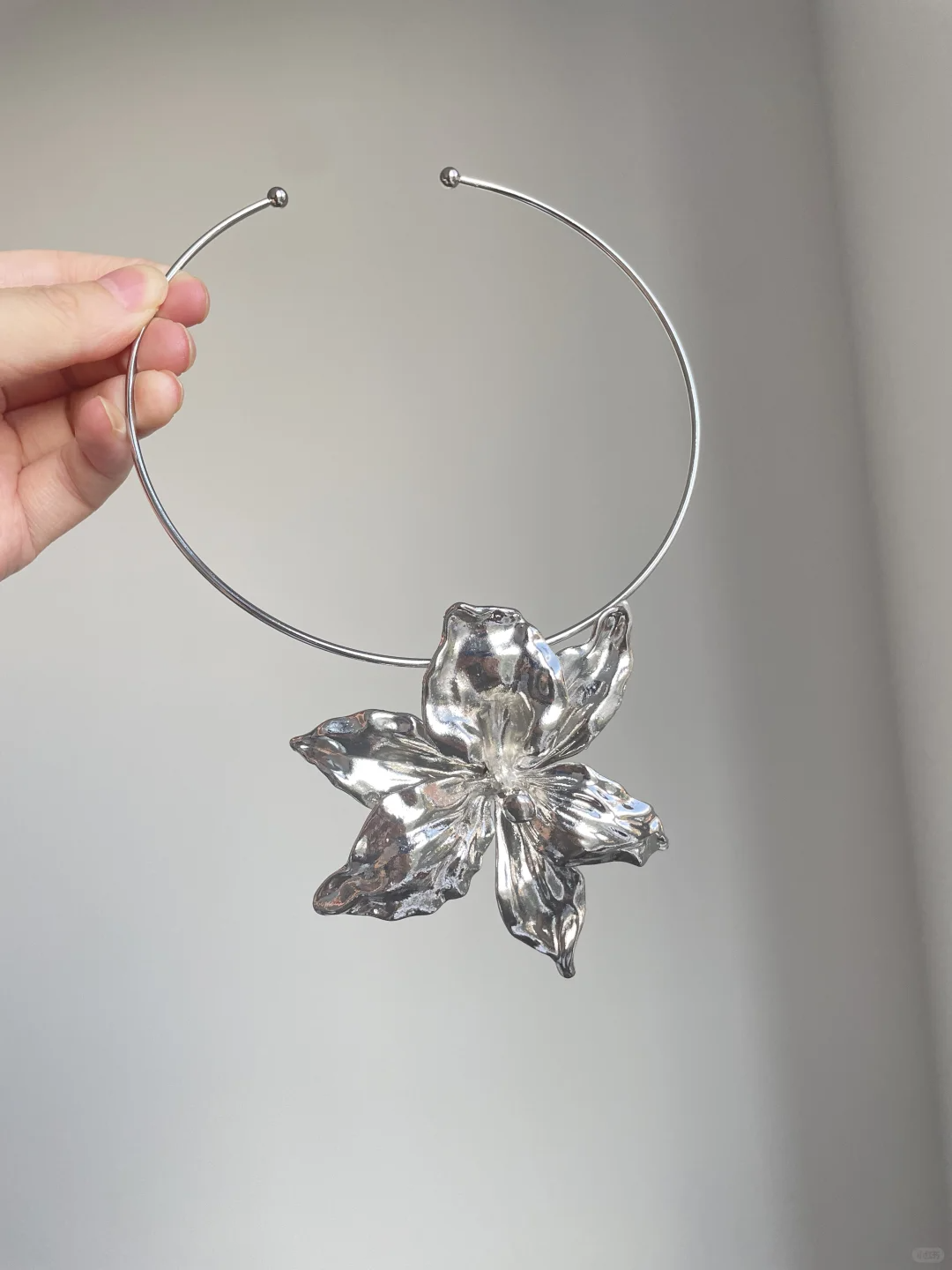 Ausgefallene Halskette mit großer Blume aus Metall für Damen