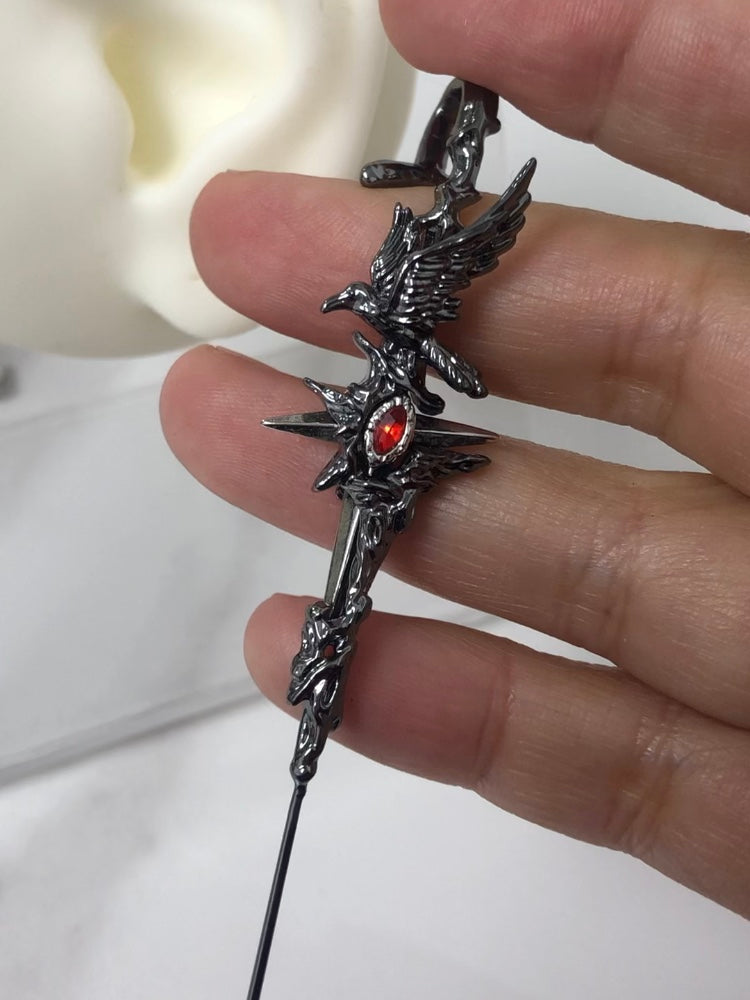 Schwarzer Rabe, Roter Strass-Ohrring