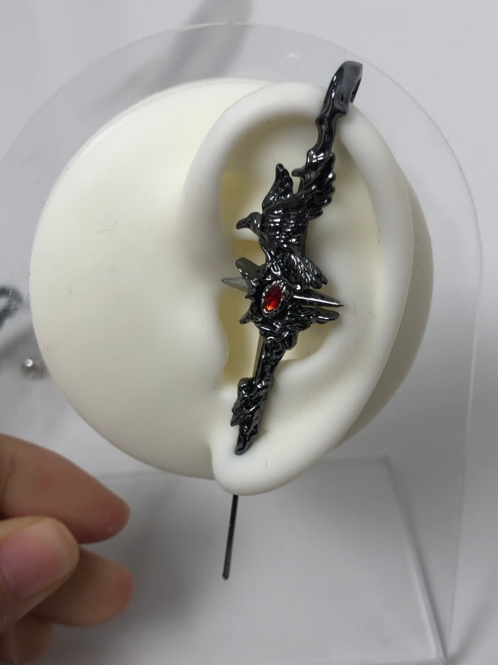 Schwarzer Rabe, Roter Strass-Ohrring