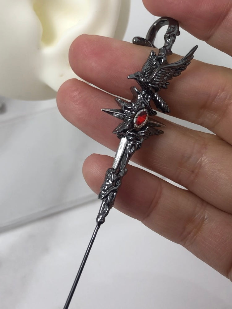 Schwarzer Rabe, Roter Strass-Ohrring