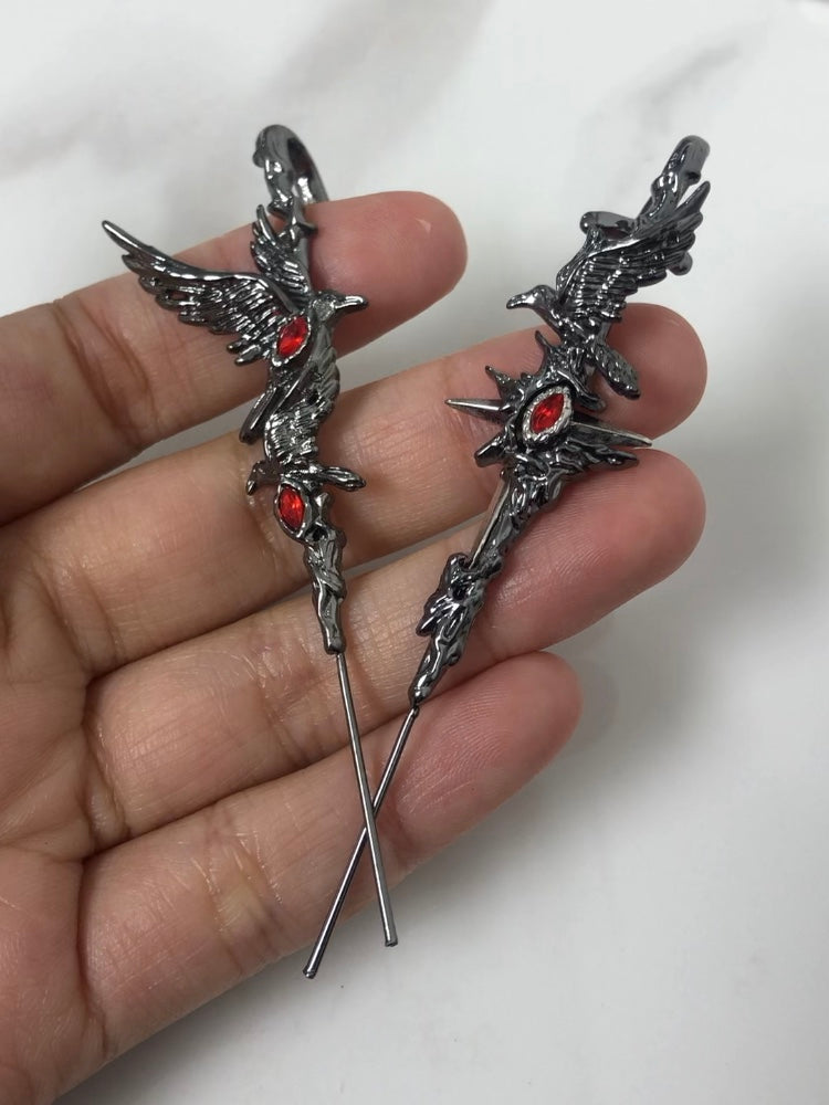 Schwarzer Rabe, Roter Strass-Ohrring