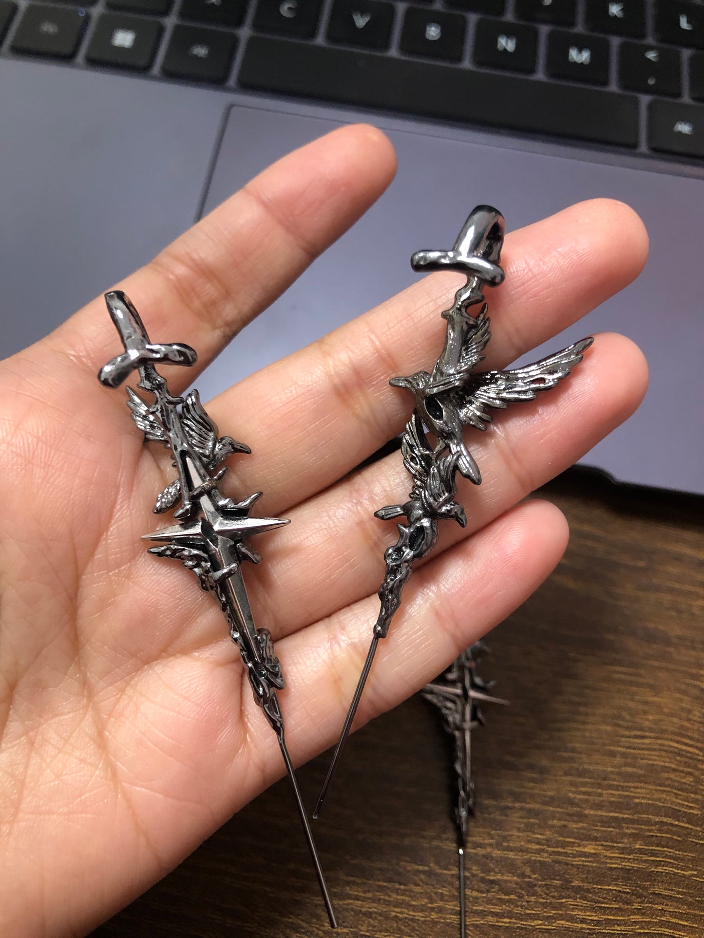 Schwarzer Rabe, Roter Strass-Ohrring