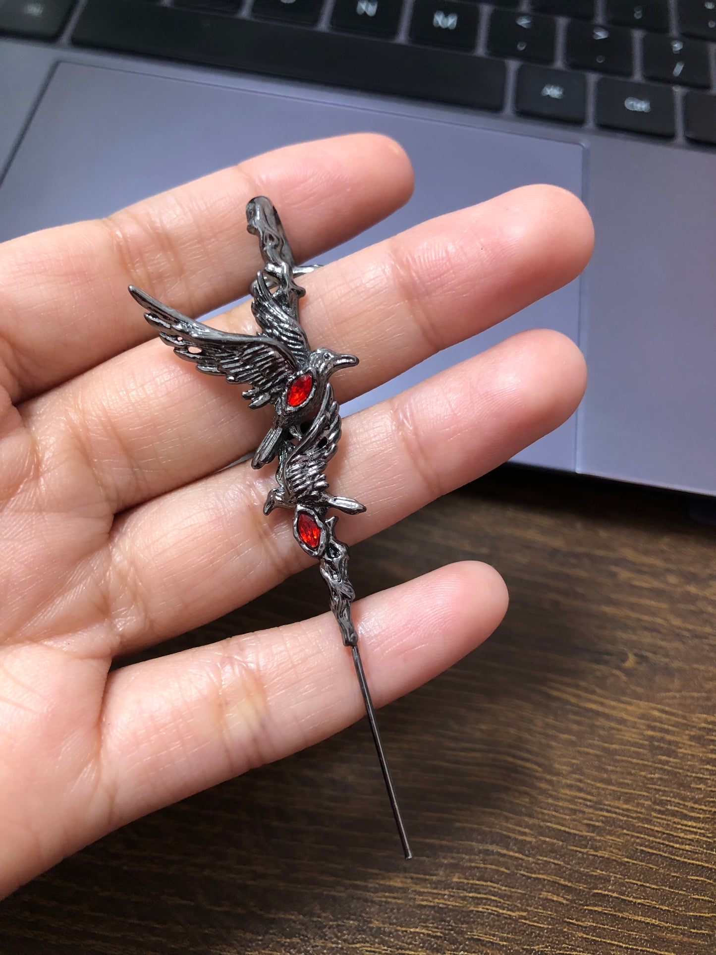 Schwarzer Rabe, Roter Strass-Ohrring