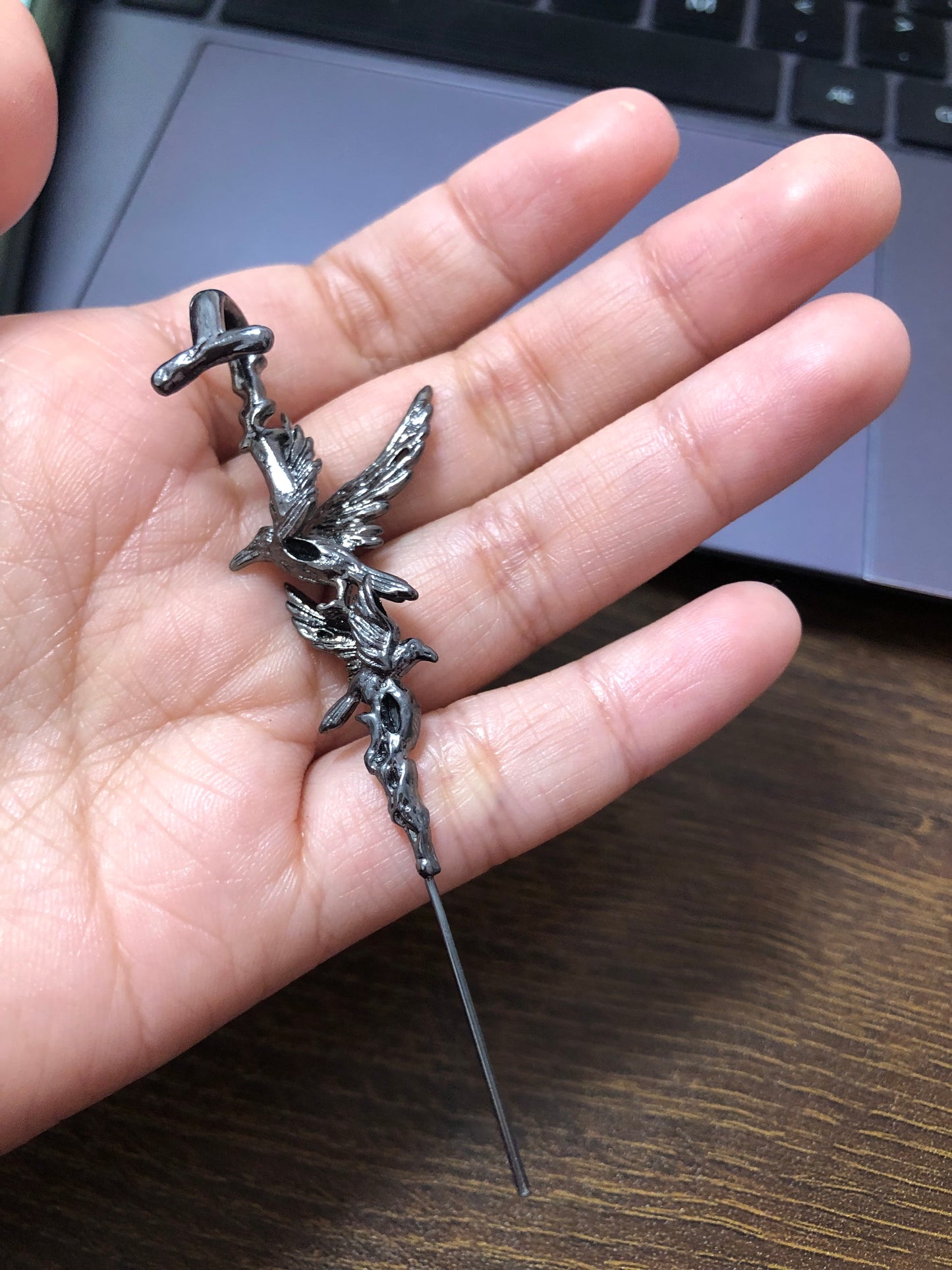 Schwarzer Rabe, Roter Strass-Ohrring