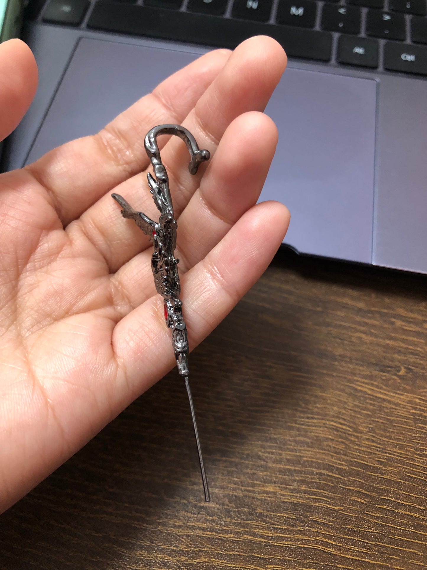 Schwarzer Rabe, Roter Strass-Ohrring