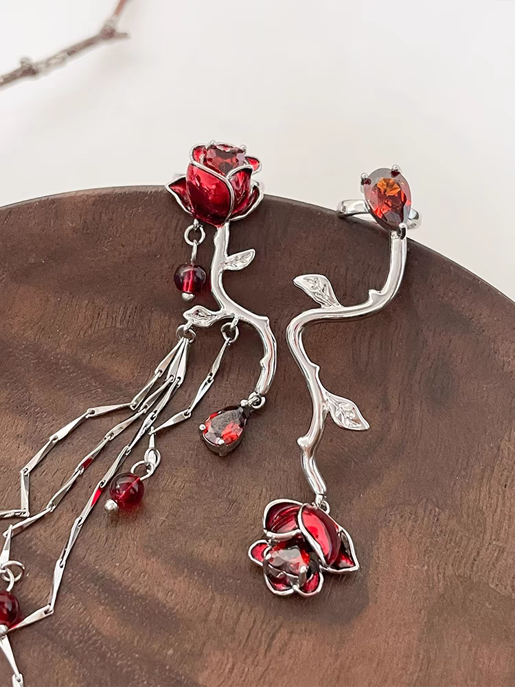 Asymmetrischer Designer-Ohrring mit roter Rose (kein Ohrlochstechen)