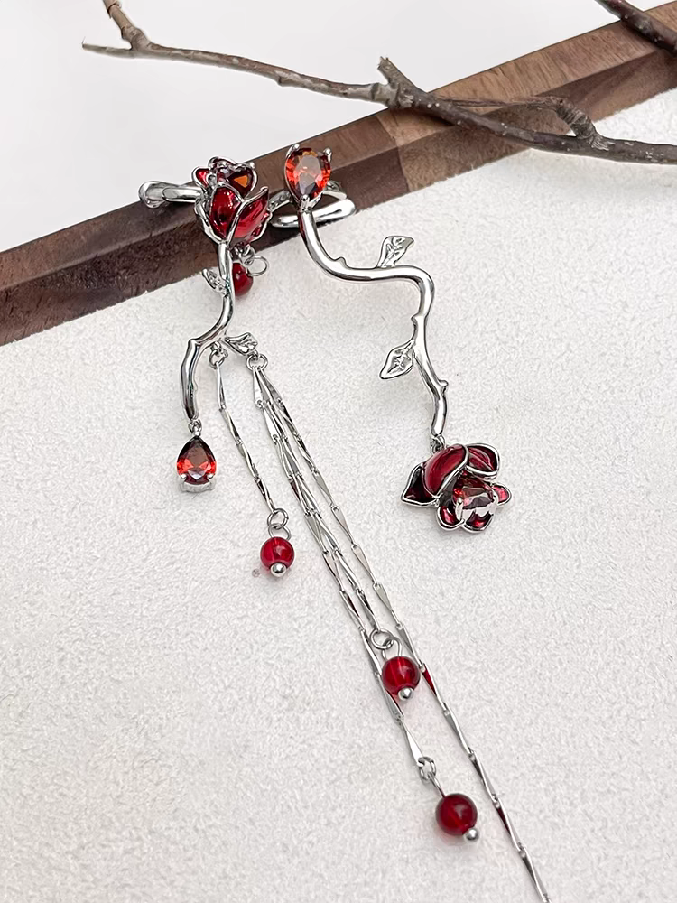Asymmetrischer Designer-Ohrring mit roter Rose (kein Ohrlochstechen)