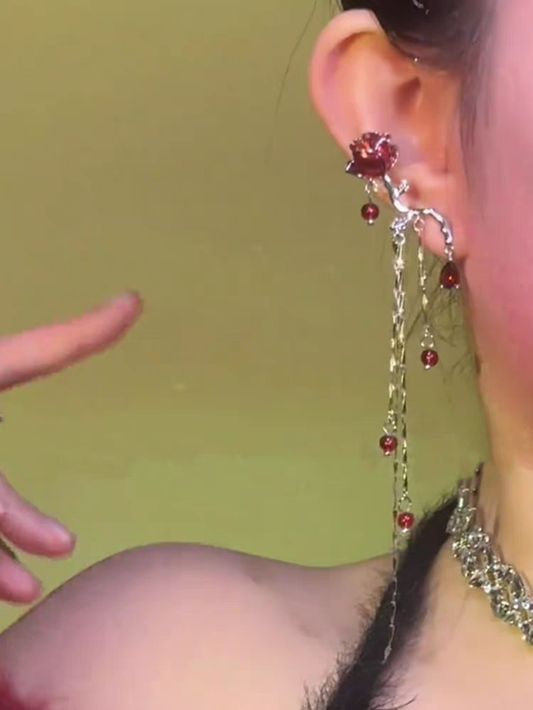 Asymmetrischer Designer-Ohrring mit roter Rose (kein Ohrlochstechen)