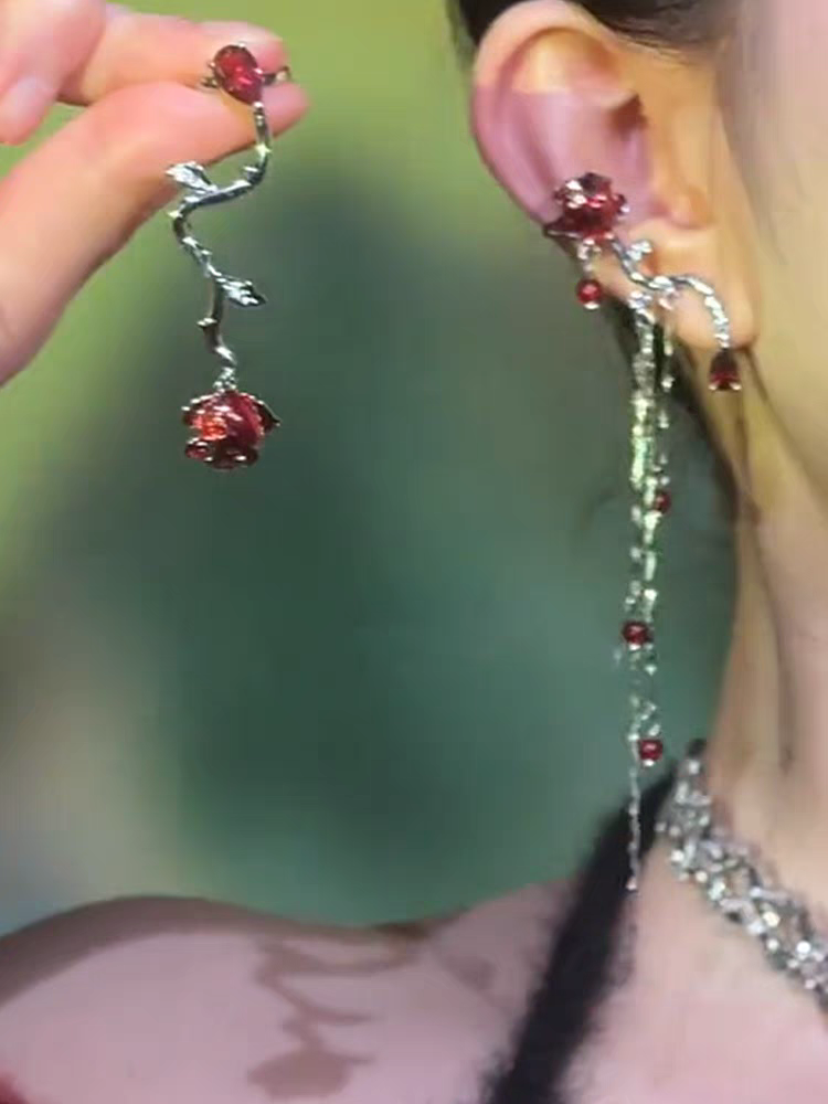 Asymmetrischer Designer-Ohrring mit roter Rose (kein Ohrlochstechen)