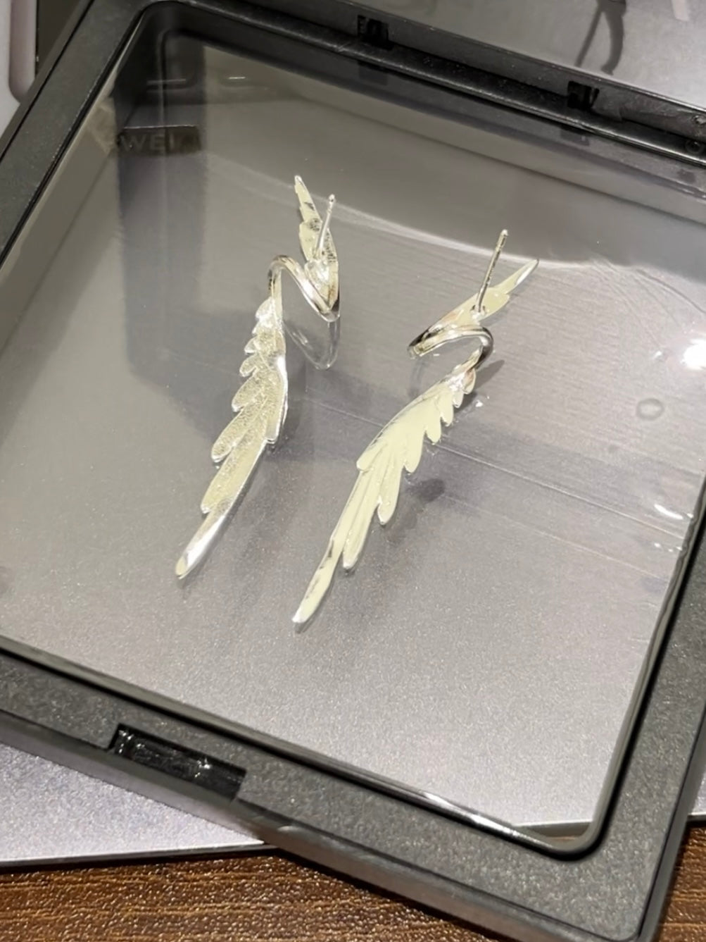 Designer-Ohrstecker mit Engelsflügeln