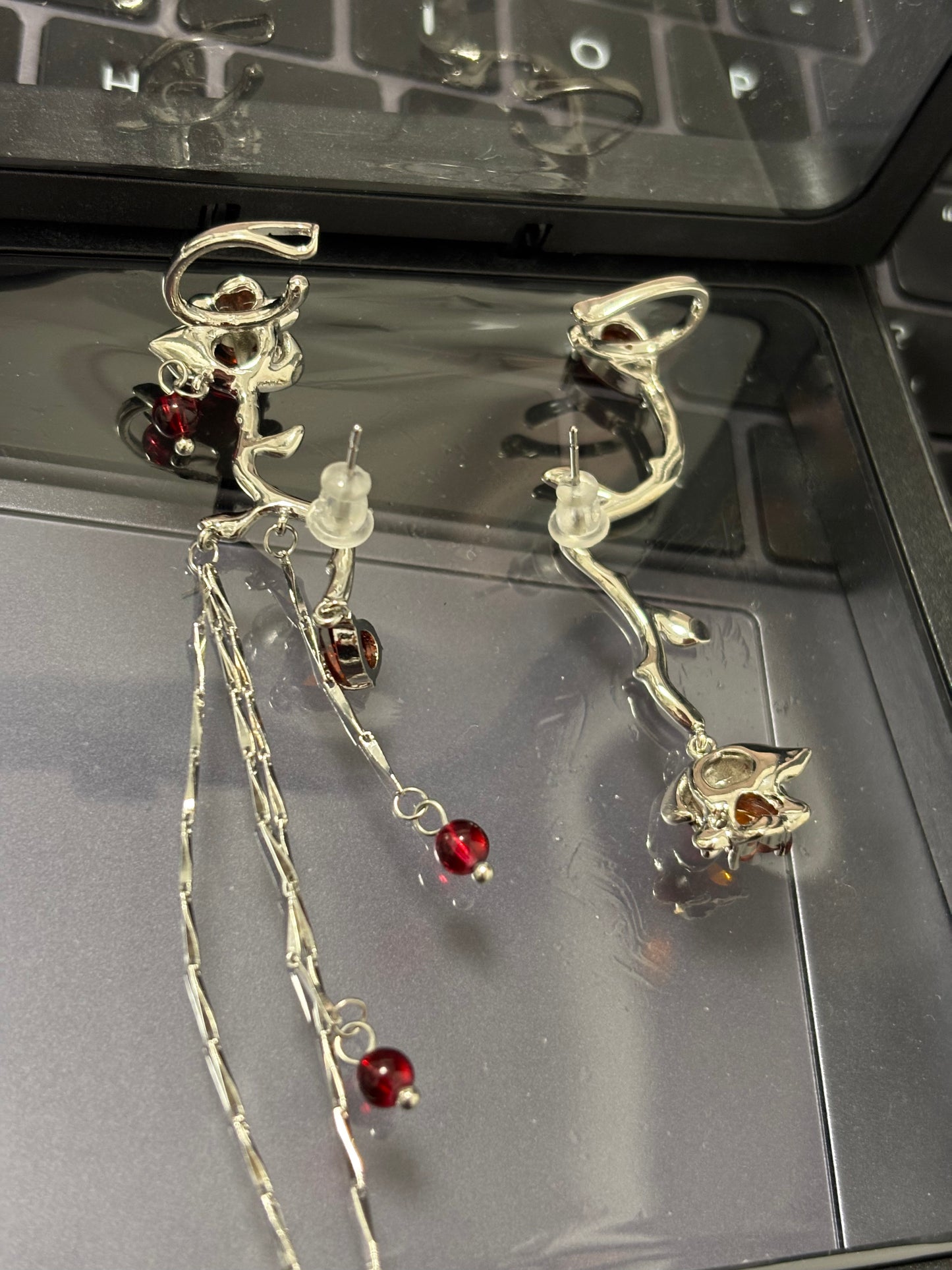 Asymmetrischer Designer-Ohrring mit roter Rose (kein Ohrlochstechen)