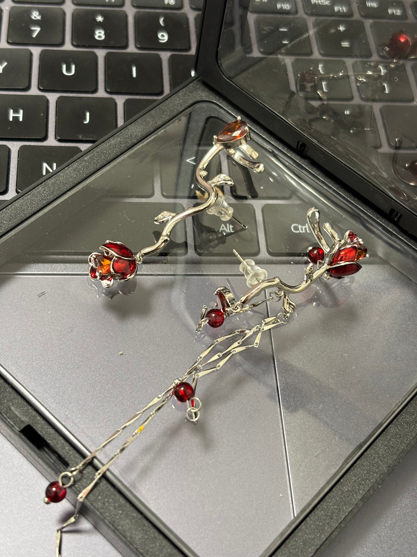 Asymmetrischer Designer-Ohrring mit roter Rose (kein Ohrlochstechen)