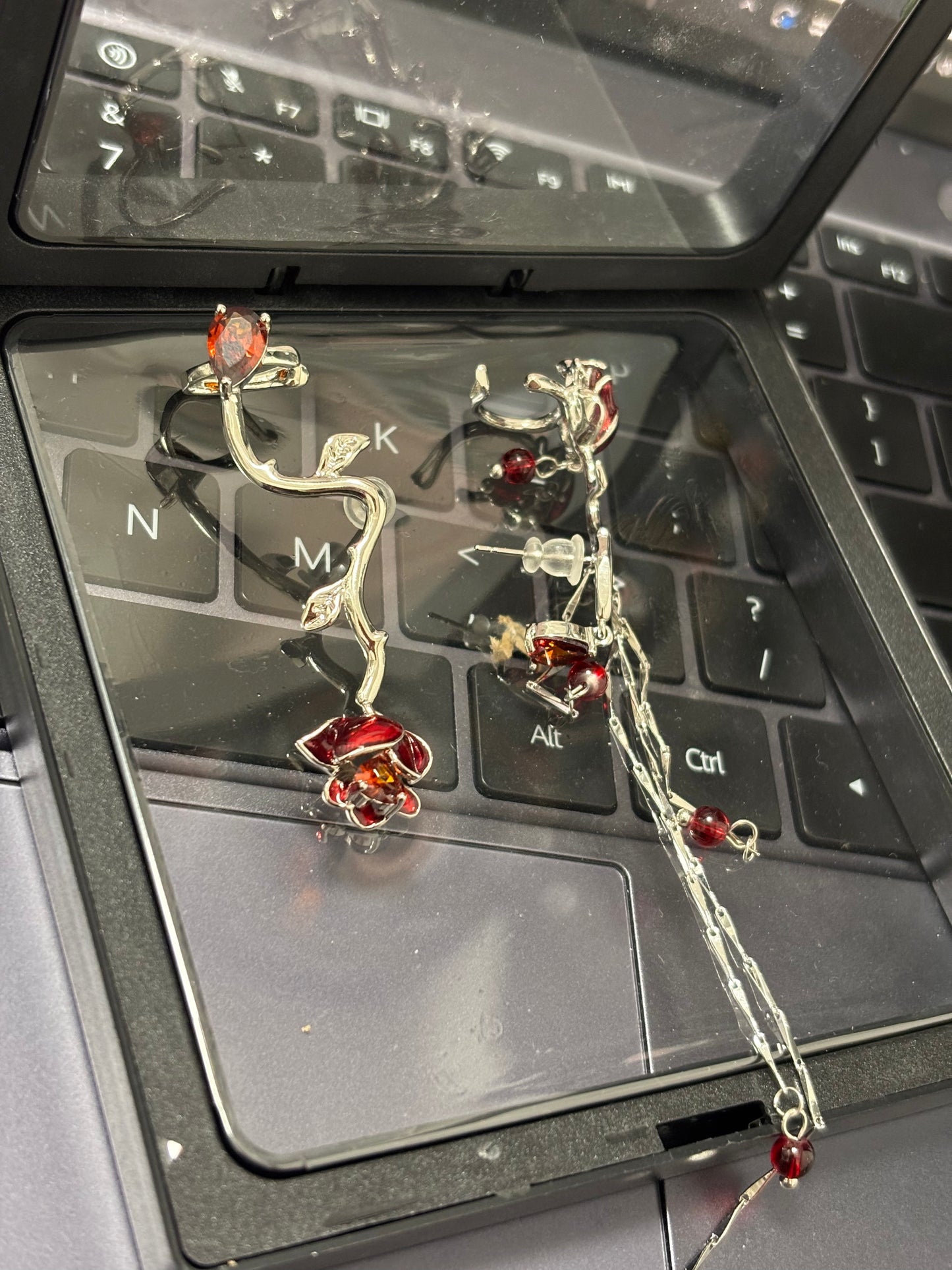 Asymmetrischer Designer-Ohrring mit roter Rose (kein Ohrlochstechen)